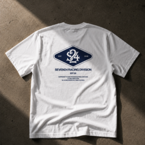 Motorsport oversized tee achterkant met SEVEN24 Racing Division print — premium streetwear